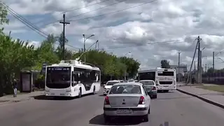 В Красноярске троллейбус завалил два светофора на Семафорной