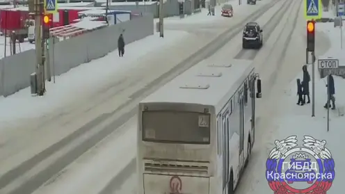 В Красноярске водитель автобуса проехал на красный и чуть не сбил женщину с ребёнком