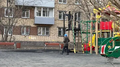 В Красноярске демонтировали часть сгоревшей детской площадки на Гладкова