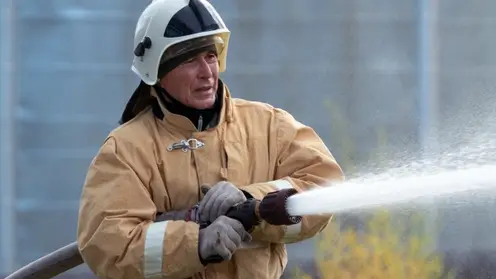 Красноярские пожарные ликвидируют крупный пожар на складе по улице Пограничников