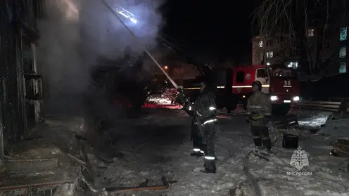 Огнеборцы из Хабаровска ликвидировали пожар в жилом многоквартирном доме