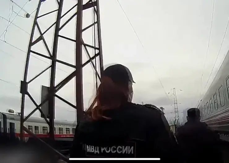 Пьяного пассажира сняли с поезда в Красноярске