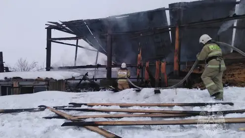 В Красноярском крае из-за короткого замыкания сгорел склад с зерном