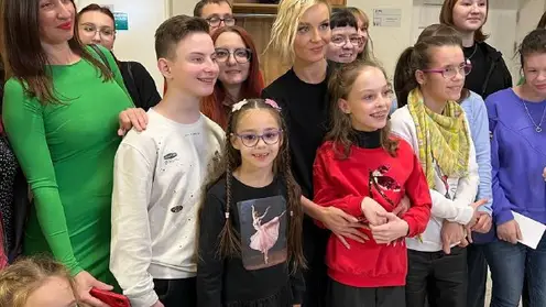 В Красноярске Полина Гагарина исполнила песню вместе с детьми с ограниченными возможностями здоровья