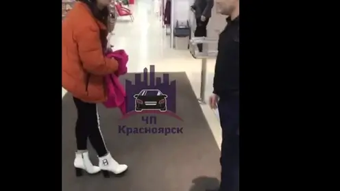 В Красноярске девушка набросилась на охранника торгового центра и плюнула в него