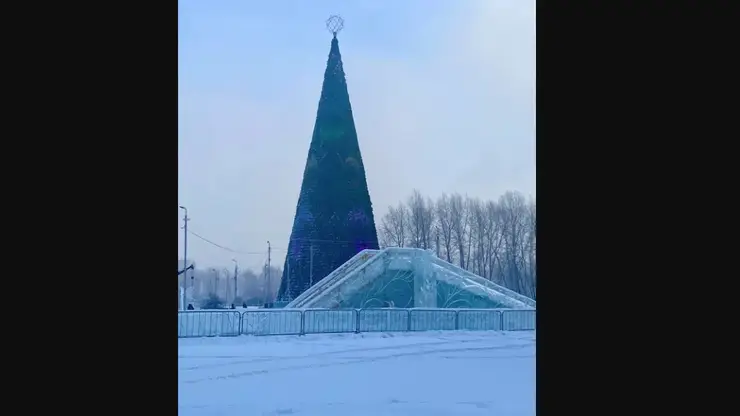 В Красноярске протестировали праздничную иллюминацию главной городской ёлки