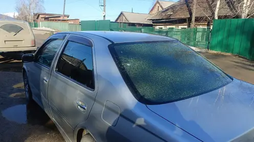 Пьяная жительница Бурятии разбила пакетом с водкой стекло у проезжавшей мимо машины