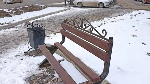 В Красноярске вандалы сломали качели и лавки в нескольких скверах