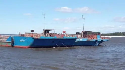 В Красноярском крае на Енисее теплоход налетел на подводное препятствие