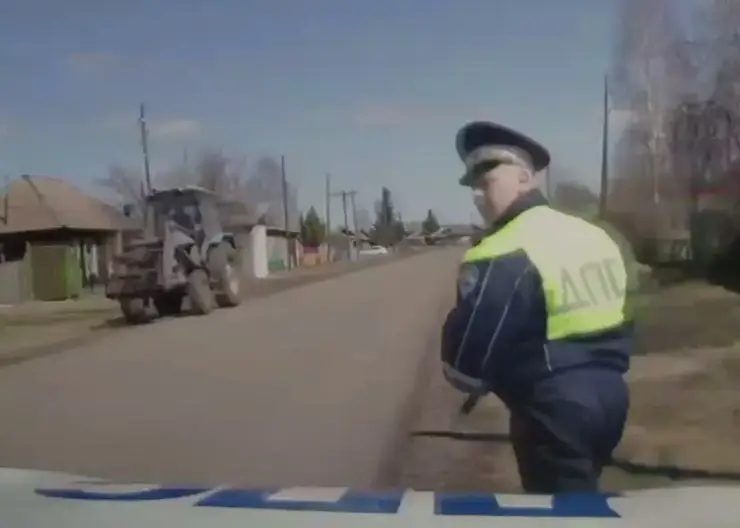 В Емельяновском районе мужчина напился и сел за руль трактора