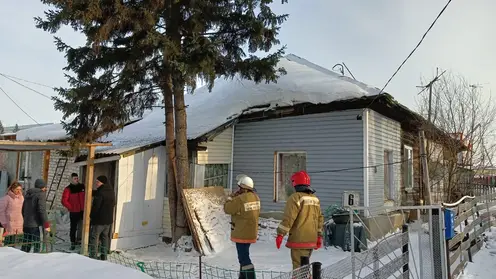 В Алтайском крае на женщину обрушилась крыша собственного дома