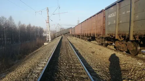 Двадцать вагонов сошли с рельсов из-за столкновения поезда с легковушкой в Амурской области